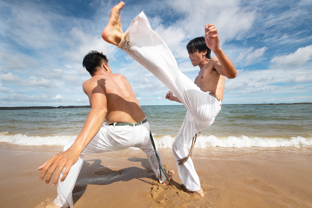 Grupo de personas practicando Capoeira en la playa de jericoacoara